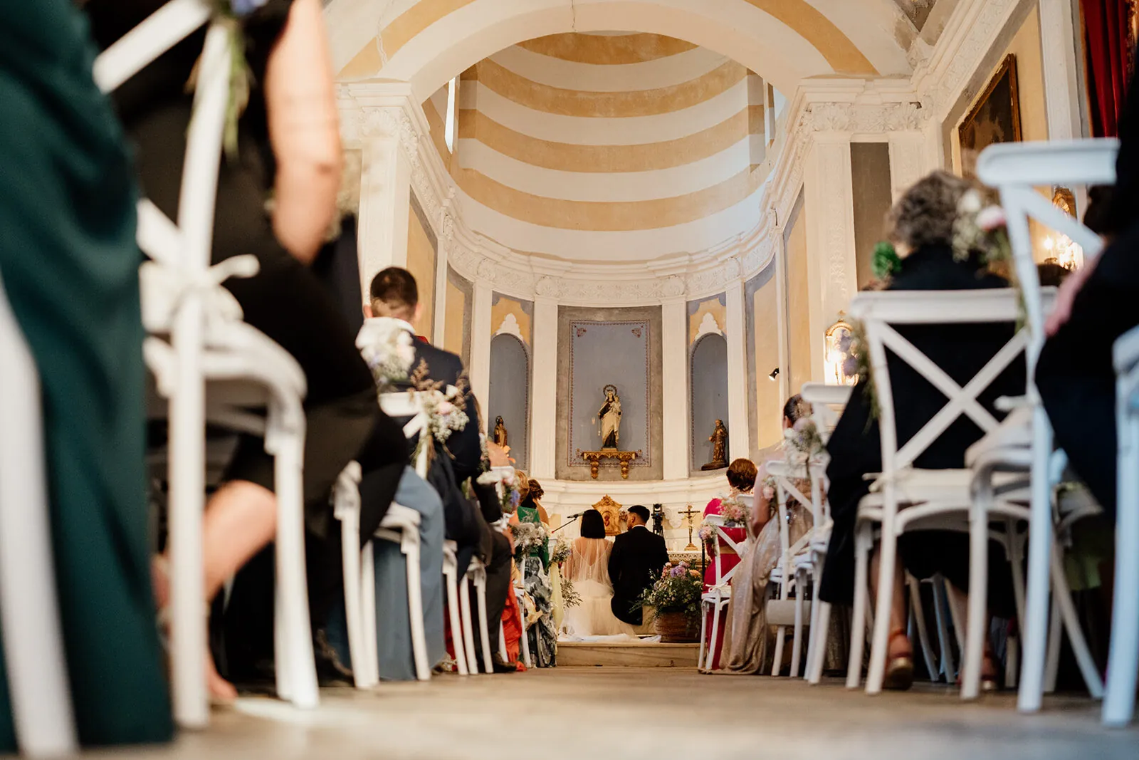 Ceremonia de boda en el interior de una ermita
