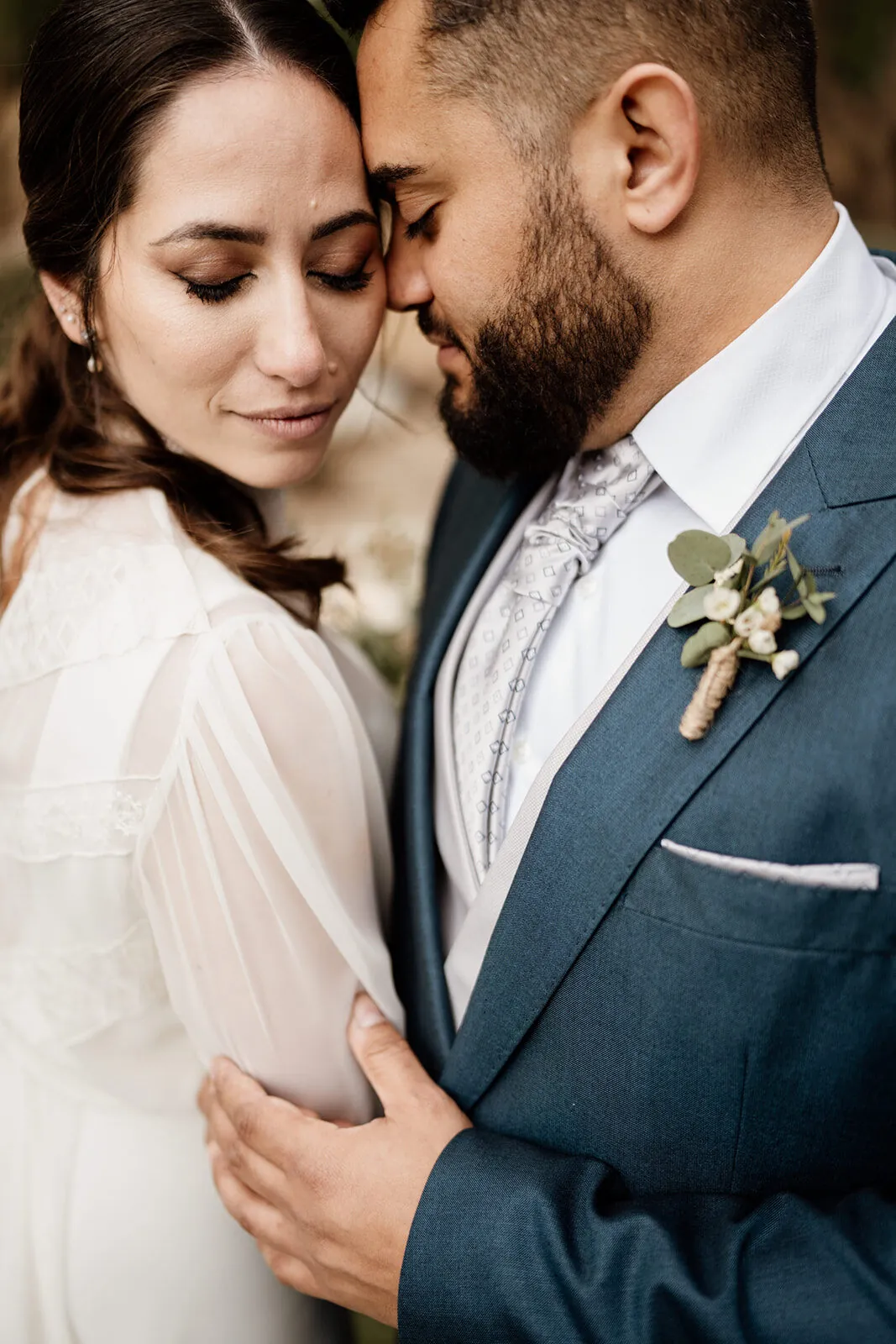Retrato íntimo de la pareja frente con frente