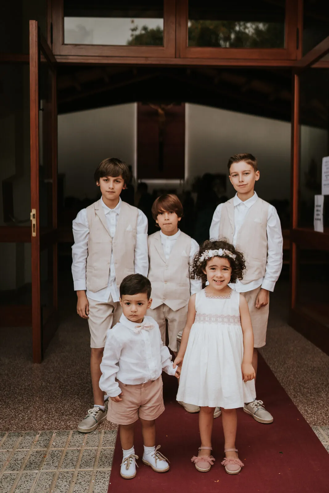 Niños de arras esperando en la entrada de la iglesia