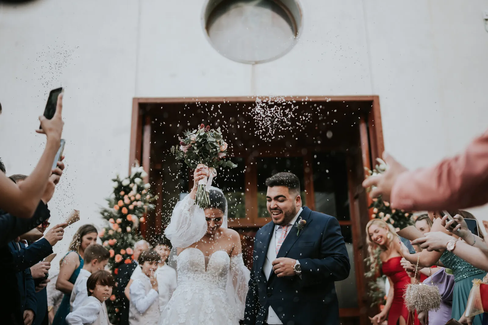 Lluvia de confeti a la salida de la iglesia en una boda en Cartagena