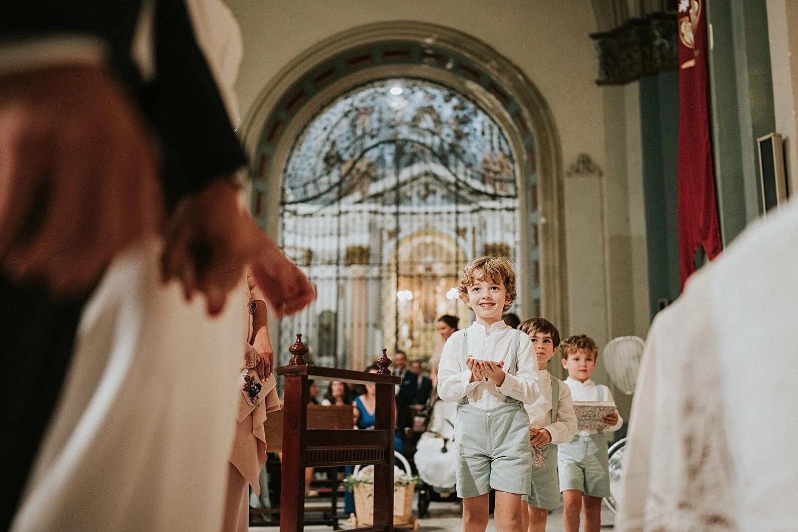 Los niños de arras entrando en la iglesia